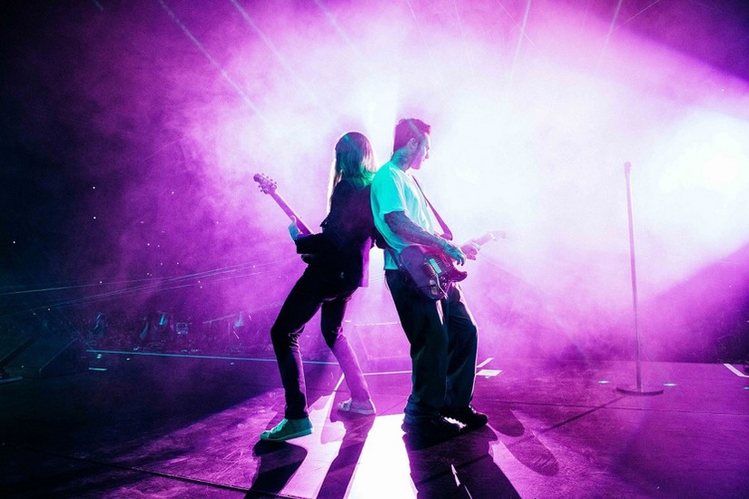 Tại 8Wonder, Maroon 5 sẽ biểu diễn trên nền nhạc điện tử kết hợp live cùng ban nhạc như trong các tour diễn lớn của nhóm.
