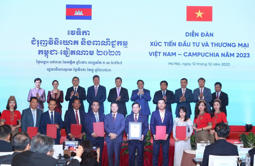 Tổng giám đốc Vietjet Đinh Việt Phương (hàng đầu, thứ 5 từ phải sang) nhận chứng nhận đường bay mới trước sự chứng kiến của Thủ tướng Việt Nam Phạm Minh Chính và Thủ tướng Campuchia Hun Manet.