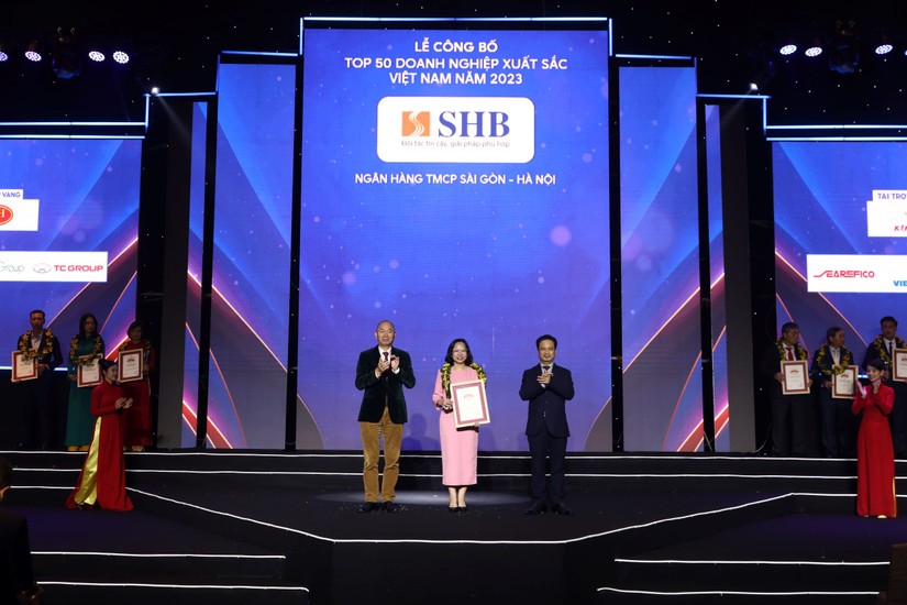 Đại diện ngân hàng SHB trong khoảnh khắc vinh danh Top 50 doanh nghiệp xuất sắc nhất Việt Nam 2023.