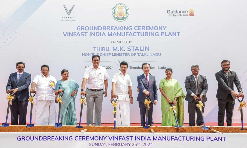 Thủ hiến bang Tamil Nadu, ông M.K. Stalin, Tổng giám đốc VinFast Ấn Độ, ông Phạm Sanh Châu và các quan chức bang Tamil Nadu thực hiện lễ động thổ nhà máy VinFast.
