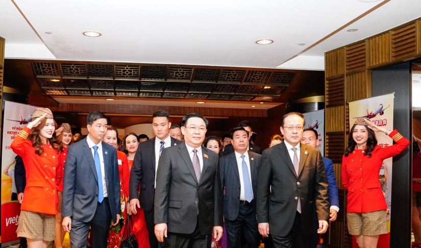 Chủ tịch Quốc hội Vương Đình Huệ cùng đoàn lãnh đạo cấp cao Việt Nam - Trung Quốc tham dự lễ kỷ niệm 10 năm bay Trung Quốc và công bố đường bay TP Hồ Chí Minh - Tây An của Vietjet.
