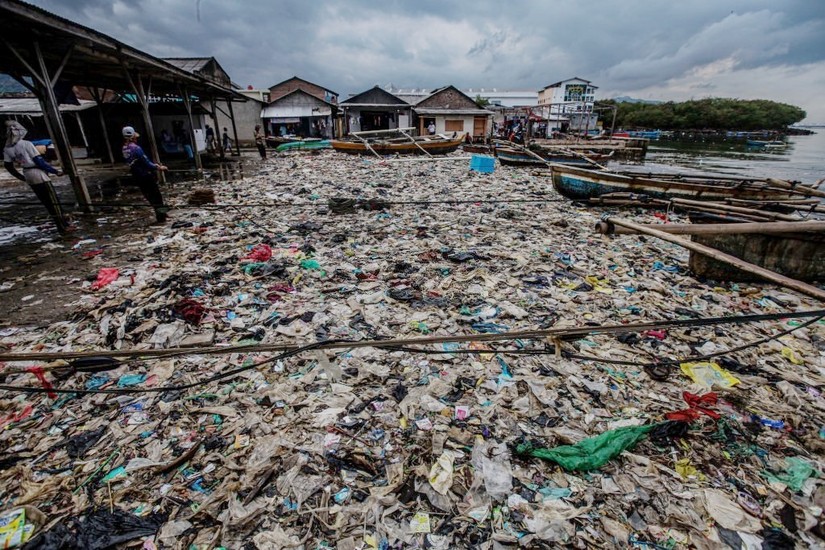 Rác thải nhựa tại làng Sukaraja, thành phố Bandar Lampung, Indonesia. Ảnh: Getty Images.