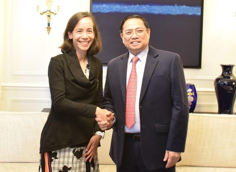 Thủ tướng Chính phủ Phạm Minh Chính và bà Aurélia NGUYEN, Giám đốc điều hành Chương trình Tiếp cận vaccine toàn cầu COVAX.