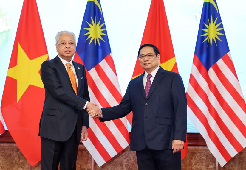 Thủ tướng Phạm Minh Chính (bên phải) bắt tay Thủ tướng Malaysia Ismail Sabri Yaakob sau lễ đón sáng nay. Ảnh: VGP