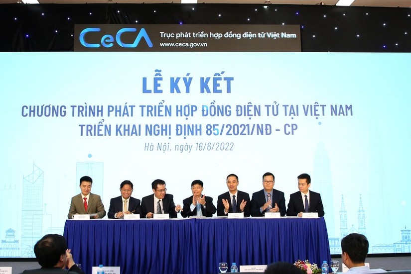 Lễ ký kết của 6 đơn vị CeCA tương lai về triển khai tích hợp với Trục phát triển hợp đồng điện tử Việt Nam. Ảnh: Bộ Công Thương