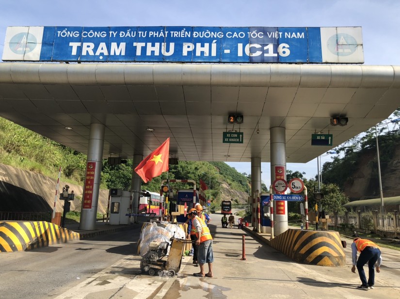 Thi công hố móng giá long môn phục vụ thu phí ETC tại Trạm thu phí IC16, tuyến cao tốc Nội Bài - Lào Cai. Ảnh: VGP