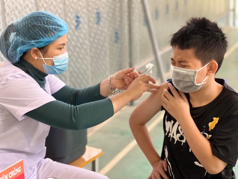 Tiêm vaccine COVID-19 cho trẻ em lớp 6 tại Hà Nội.
