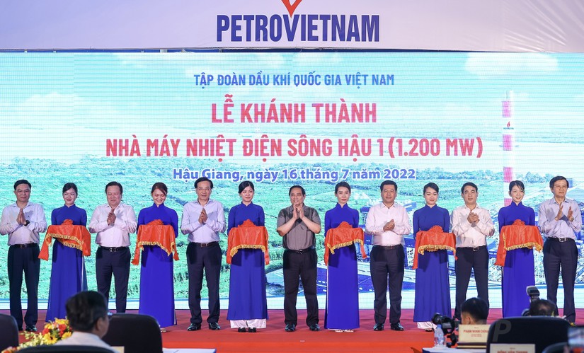 Thủ tướng Phạm Minh Chính cùng các đại biểu thực hiện nghi thức cắt băng khánh thành Nhà máy nhiệt điện Sông Hậu 1. Ảnh: VGP