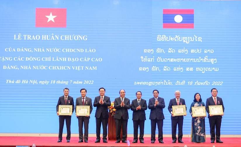 Các đồng chí Bí thư Trung ương Đảng Cộng sản Việt Nam khoá XIII nhận Huân chương Tự do hạng Nhất của Lào. Ảnh: VGP