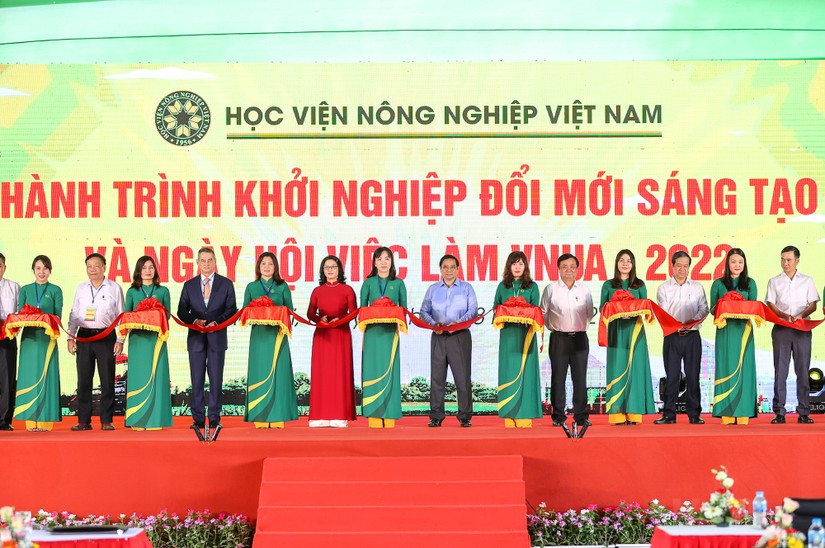 Thủ tướng Phạm Minh Chính cùng các đại biểu cắt băng khai mạc "Hành trình khởi nghiệp đổi mới sáng tạo và ngày hội việc làm năm 2022”. Ảnh: VGP