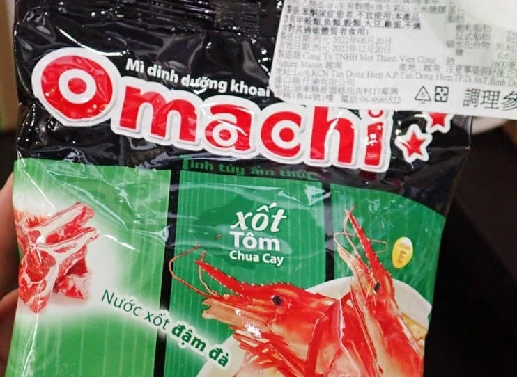 Sản phẩm mì gói Omachi hương vị tôm chua cay do Công ty TNHH Qianyu nhập khẩu từ Việt Nam bị phát hiện có chứa Ethylene Oxide. Ảnh: CNA.