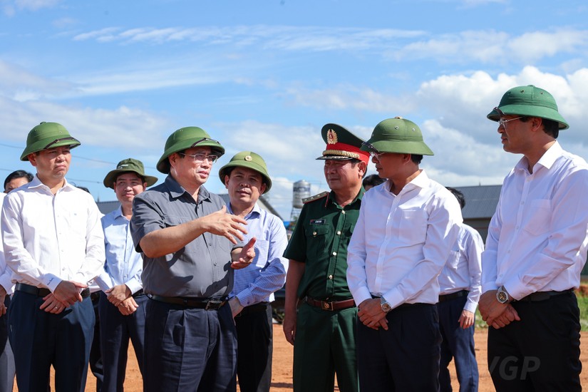 Thủ tướng trao đổi với các đơn vị liên quan tại buổi kiểm tra dự án sân bay Sa Pa. Ảnh: VGP
