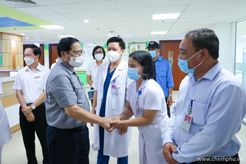Thủ tướng thăm hỏi các thầy thuốc tại Bệnh viện Bệnh viện Sản Nhi Phú Thọ. Ảnh VGP