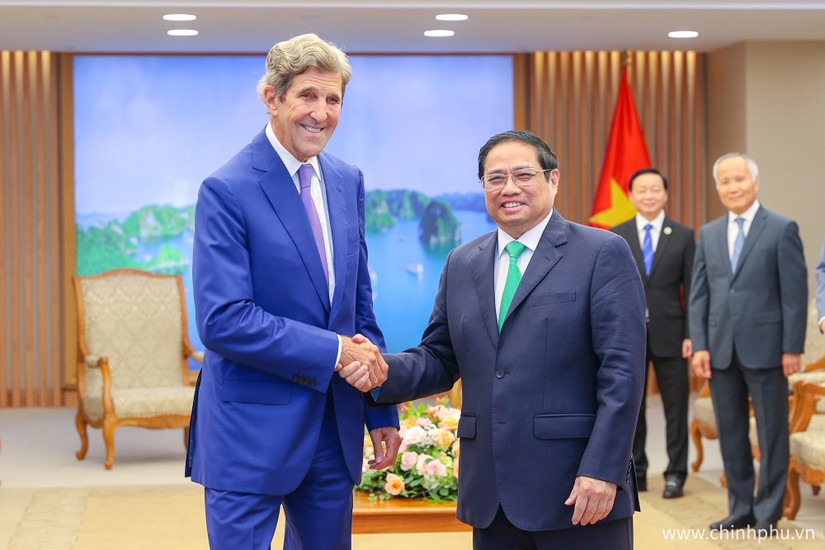 Thủ tướng Phạm Minh Chính và Đặc phái viên của Tổng thống Hoa Kỳ về khí hậu John Kerry. Ảnh: VGP