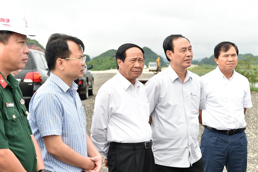 Phó Thủ tướng Lê Văn Thành kiểm tra thực địa tuyến cao tốc Mai Sơn – Quốc lộ 45. Ảnh: VGP