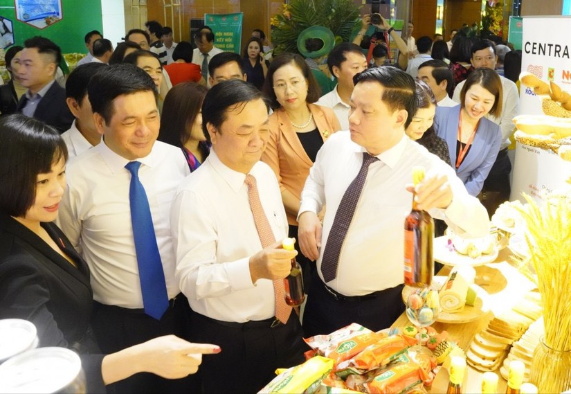Lãnh đạo tỉnh Thái Bình giới thiệu các sản phẩm tiêu biểu của tỉnh tới lãnh đạo Bộ Nông nghiệp và Phát triển nông thôn, Bộ Công Thương. 