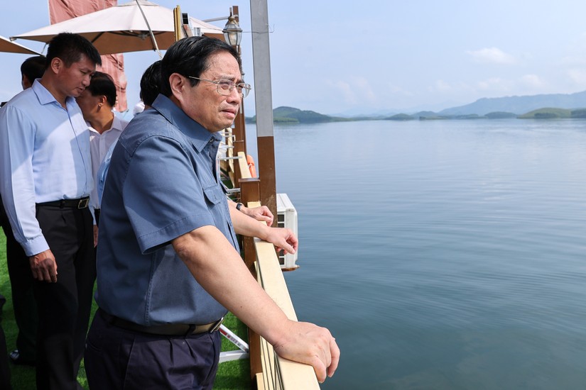 Thủ tướng Chính phủ Phạm Minh Chính khảo sát khu du lịch hồ Thác Bà. Ảnh: VGP