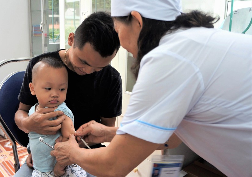 Vắc-xin Covid-19 cho trẻ em là bước đột phá trong cuộc chiến chống dịch tại Việt Nam. Hãy cùng xem hình ảnh về quá trình tiêm vắc-xin đốm trên thân trẻ em để cùng nhau bảo vệ tương lai của đất nước và con em chúng ta.