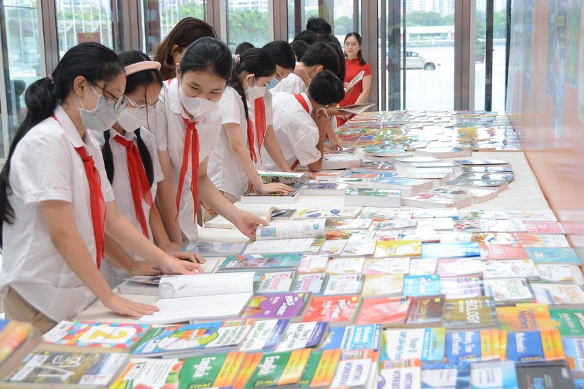 Khu trưng bày sách giáo khoa thu hút được đông đảo sự quan tâm của học sinh. Ảnh: Bộ GD&ĐT