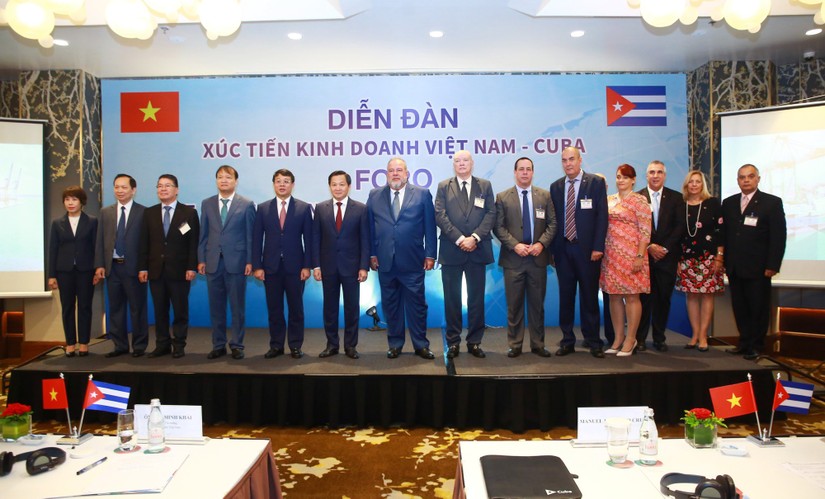 Thủ tướng nước Cộng hòa Cuba Manuel Marreno Cruz, Phó Thủ tướng Lê Minh Khái cùng các đại biểu dự "Diễn đàn Xúc tiến Kinh doanh Việt Nam – Cuba". Ảnh VGP