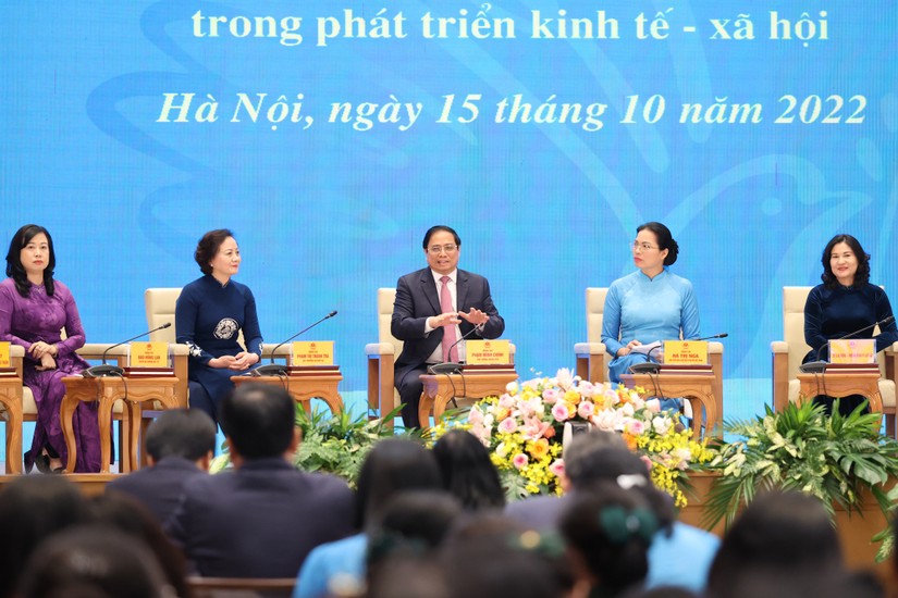 Thủ tướng Phạm Minh Chính chủ trì Hội nghị đối thoại với phụ nữ Việt Nam. Ảnh: VGP
