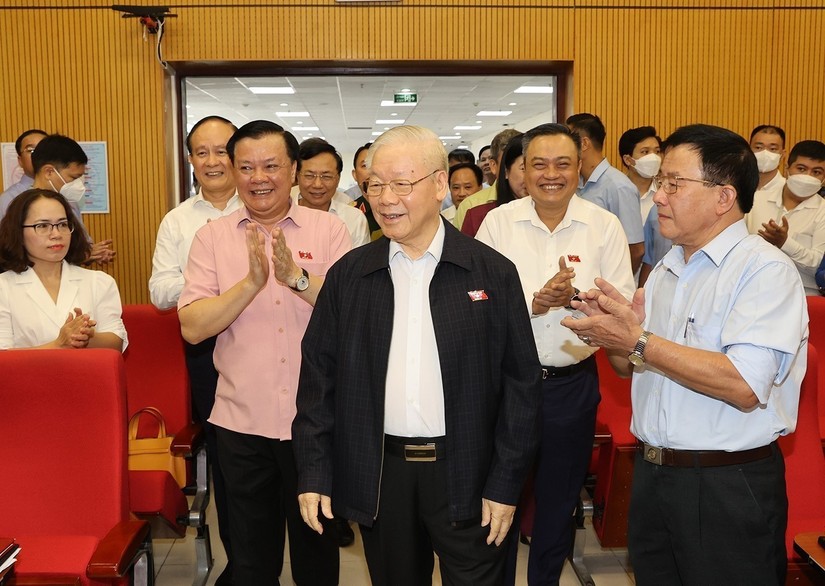 Tổng Bí thư Nguyễn Phú Trọng với cử tri tại quận Hai Bà Trưng. Ảnh: TTXVN