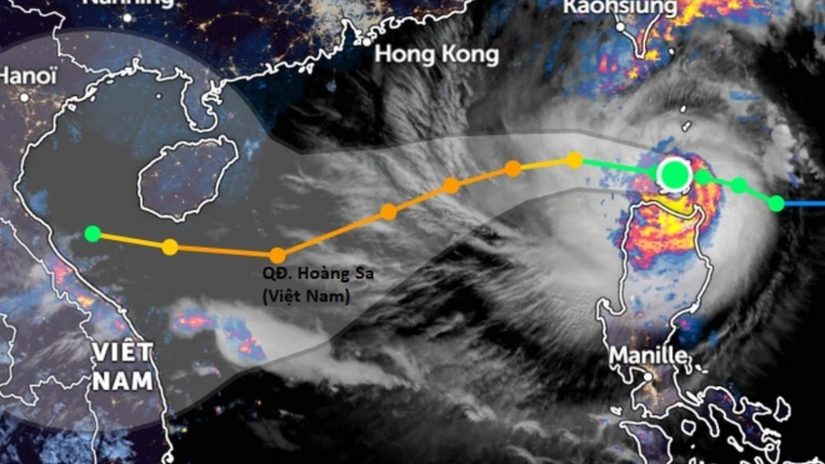 Hình ảnh vệ tinh của bão Nesat và dự báo đường đi của cơn bão này khi vào Biển Đông. Ảnh: Zoom Earth.