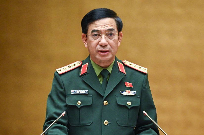 Bộ trưởng Quốc phòng Phan Văn Giang trình bày Tờ trình về dự án Luật Phòng thủ dân sự. Ảnh: quochoi.vn