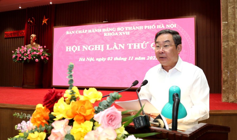 Phó Chủ tịch Thường trực UBND TP Hà Nội Lê Hồng Sơn trình bày báo cáo đề xuất xây dựng Luật Thủ đô (sửa đổi). Ảnh: VGP