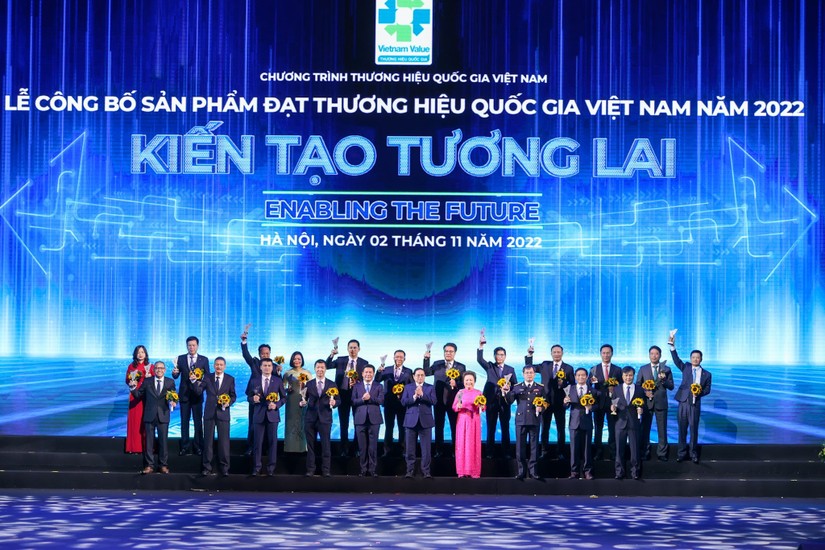 Thủ tướng Phạm Minh Chính và Bộ trưởng Công Thương Nguyễn Hồng Diên trao chứng nhận cho các doanh nghiệp đạt Thương hiệu Quốc gia Việt Nam.