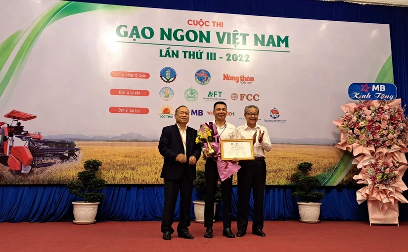 Ban tổ chức trao giải nhất Gạo ngon Việt Nam cho sản phẩm gạo thơm TBR39.