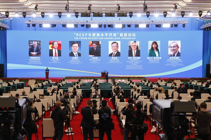 Diễn đàn cấp cao “RCEP và mở cửa với trình độ cao hơn” nằm trong khuôn khổ Hội chợ Nhập khẩu quốc tế Trung Quốc (CIIE) lần thứ 5 và Diễn đàn Kinh tế quốc tế Hồng Kiều. 