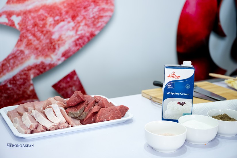 Trưng bày thịt tươi từ Ba Lan tại gian trưng bày của Hiệp hội Các nhà sản xuất và chế biến thịt của CH Ba Lan. Ảnh: Quách Sơn