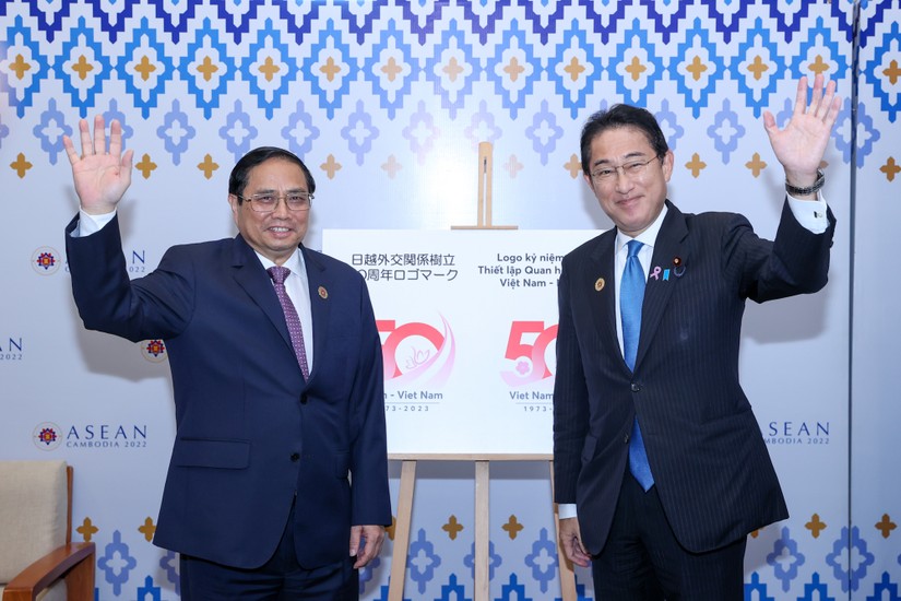 Thủ tướng Phạm Minh Chính và Thủ tướng Nhật Bản Kishida Fumio cùng chụp ảnh trước Logo kỷ niệm 50 năm thiết lập quan hệ ngoại giao Việt Nam - Nhật Bản. Ảnh: VGP