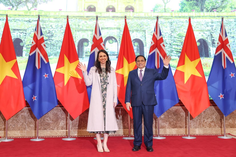 Thủ tướng Phạm Minh Chính và Thủ tướng New Zealand Jacinda Ardern cùng chụp ảnh lưu niệm tại trụ sở Chính phủ. Ảnh: VGP