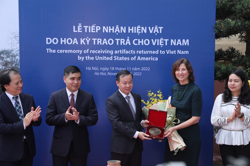Đại diện của Bảo tàng Lịch sử Quốc gia, Cục Hợp tác Quốc tế và Bộ Văn hóa, Thể thao và Du lịch chụp ảnh cùng Tham tán Văn hóa thông tin của Đại sứ quán Mỹ tại Việt Nam. Ảnh: TTXVN