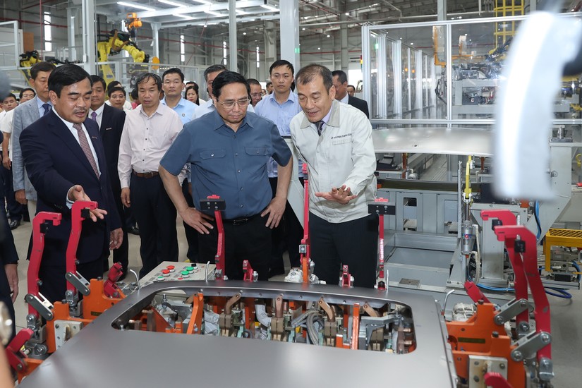 Thủ tướng Phạm Minh Chính đã thăm Tổ hợp sản xuất, lắp ráp ô tô, dịch vụ logistics Huyndai Thành Công, Khu công nghiệp Gián Khẩu. Ảnh: VGP
