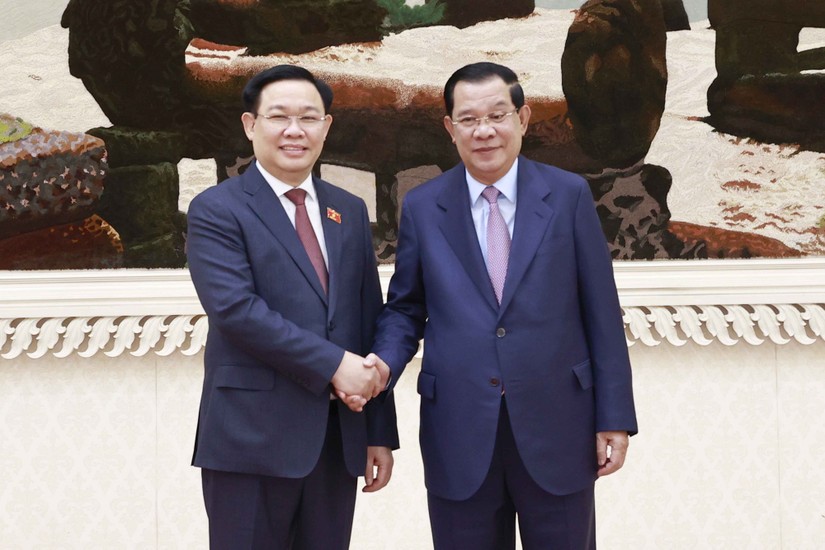 Chủ tịch Quốc hội Vương Đình Huệ hội kiến Thủ tướng Campuchia Hun Sen. Ảnh: quochoi.vn