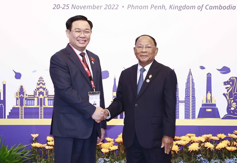 Chủ tịch Quốc hội Vương Đình Huệ chào xã giao Chủ tịch Quốc hội Campuchia, Chủ tịch AIPA 43 Samdech Heng Samrin. 