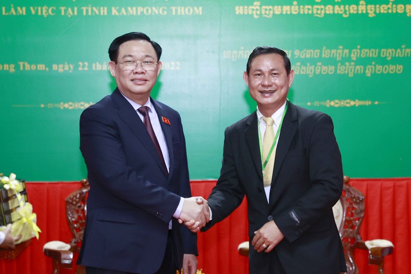Chủ tịch Quốc hội Vương Đình Huệ và Phó Tỉnh trưởng tỉnh Kampong Thom Nhek Ban Kheng. Ảnh: quochoi.vn