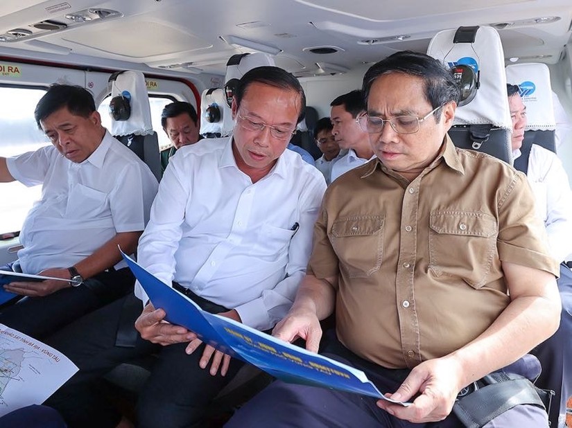 Thủ tướng Phạm Minh Chính và đoàn công tác của Chính phủ đã đi máy bay trực thăng khảo sát các khu vực quy hoạch triển khai các dự án lớn của tỉnh Bà Rịa - Vũng Tàu. Ảnh: VGP 