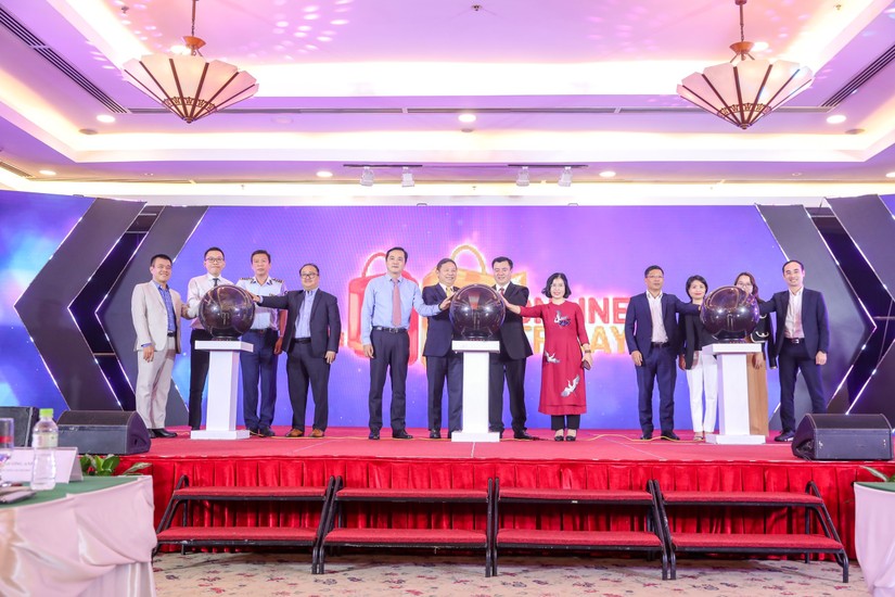Thứ trưởng Bộ Công Thương Nguyễn Sinh Nhật Tân và các đại biểu thực hiện nghi thức bấm nút kích hoạt Online Friday 2022.