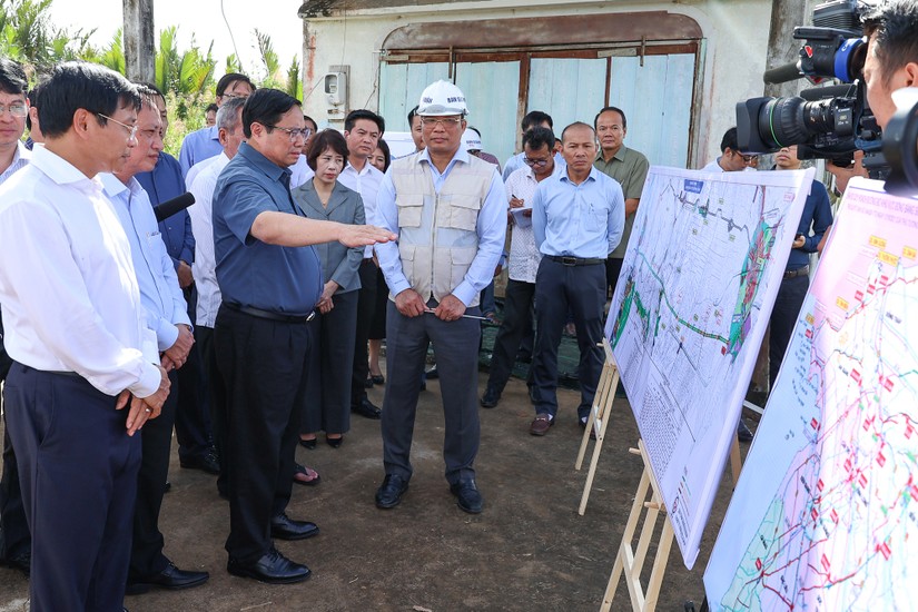 Thủ tướng khảo sát công tác giải phóng mặt bằng tuyến cao tốc Cần Thơ - Cà Mau, điểm đầu cao tốc Bắc -Nam đoạn qua địa bàn tỉnh Bạc Liêu. Ảnh: VGP