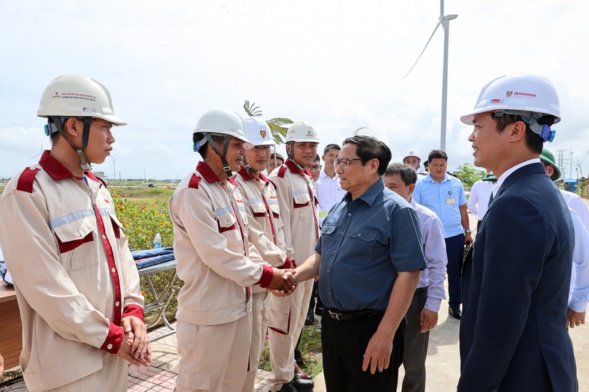 Thủ tướng động viên cán bộ, nhân viên đang làm việc tại dự án điện gió Hòa Bình tại xã Vĩnh Thịnh, huyện Hòa Bình, tỉnh Bạc Liêu. Ảnh: VGP
