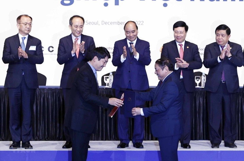 Chủ tịch nước Nguyễn Xuân Phúc và Phó Thủ tướng Hàn Quốc Choo Kyung-ho chứng kiến lễ trao biên bản hợp tác về Văn hóa, Thể thao và Du lịch giữa hai nước.