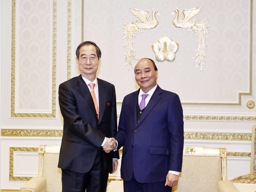 Chủ tịch nước Nguyễn Xuân Phúc hội kiến Thủ tướng Hàn Quốc Han Duck Soo. Ảnh: TTXVN