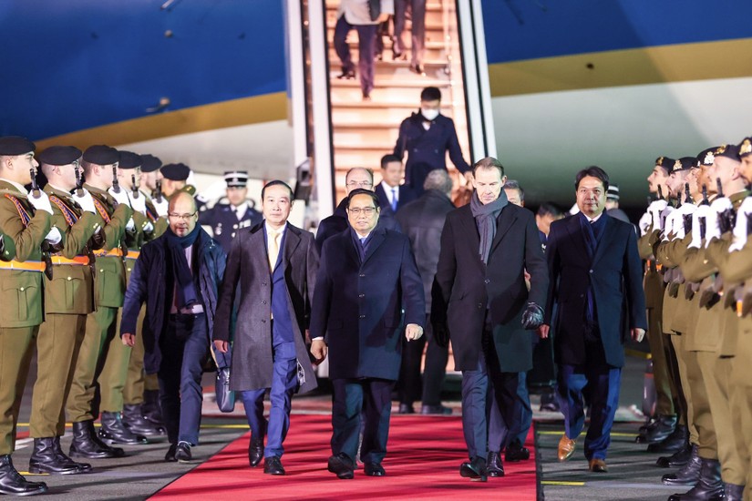 Chuyên cơ chở Thủ tướng Chính phủ Phạm Minh Chính và Đoàn đại biểu cấp cao Việt Nam tới sân bay quốc tế Findel, bắt đầu thăm chính thức Đại Công quốc Luxembourg. Ảnh: VGP