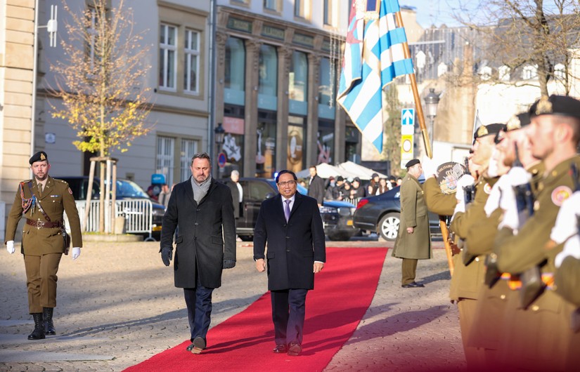 Thủ tướng Xavier Bettel chủ trì lễ đón chính thức Thủ tướng Phạm Minh Chính tại quảng trường Clairefontaine ở Thủ đô Luxembourg. Ảnh: VGP