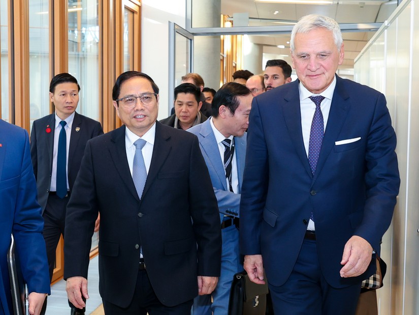 Thủ tướng Phạm Minh Chính và Đoàn đại biểu cấp cao Việt Nam đã tới thăm, làm việc tại Ngân hàng Đầu tư châu Âu (EIB). Ảnh: VGP