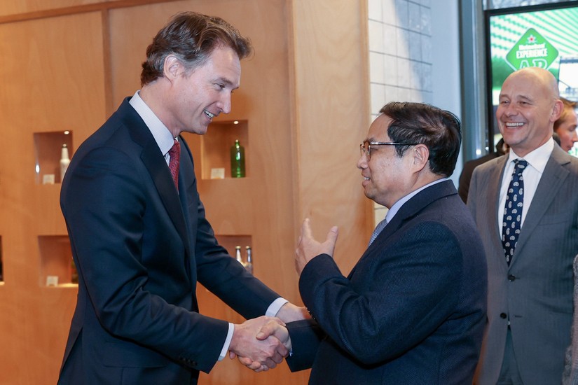 Thủ tướng Phạm Minh Chính tiếp ông Dolf van den Brink, Tổng Giám đốc Heineken toàn cầu. Ảnh: VGP